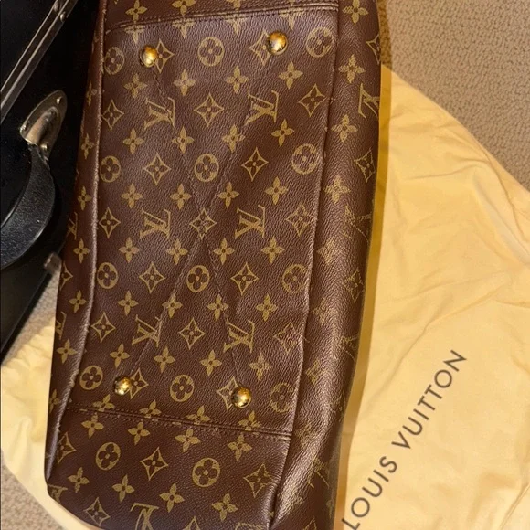 AUTHENTIC Louis Vuitton Artsy Handbag - Picture 5 of 8